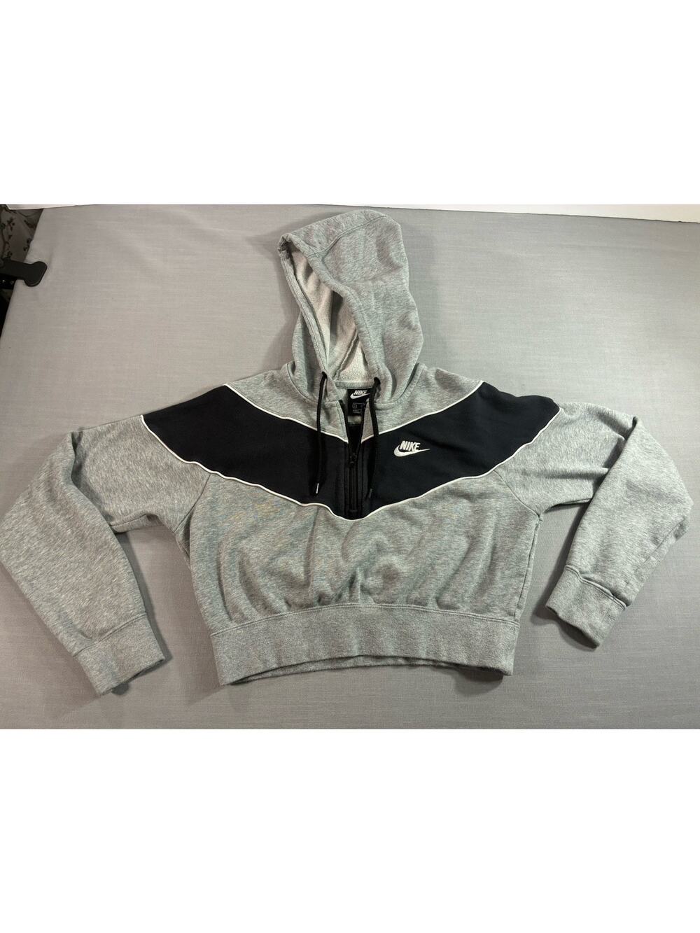 Nike Women’s Hoodie Size Small Gray Black Colorblock Streetwear Athleisure
